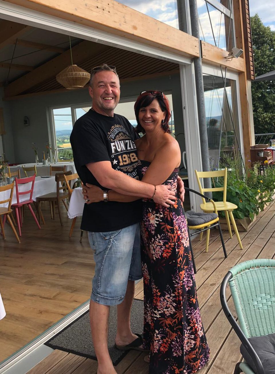 Sonja und Armin Sulger vor dem Eingang des Gasthaus Rose