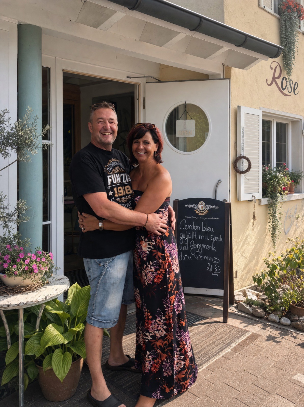 Sonja und Armin Sulger vor dem Eingang des Gasthaus Rose