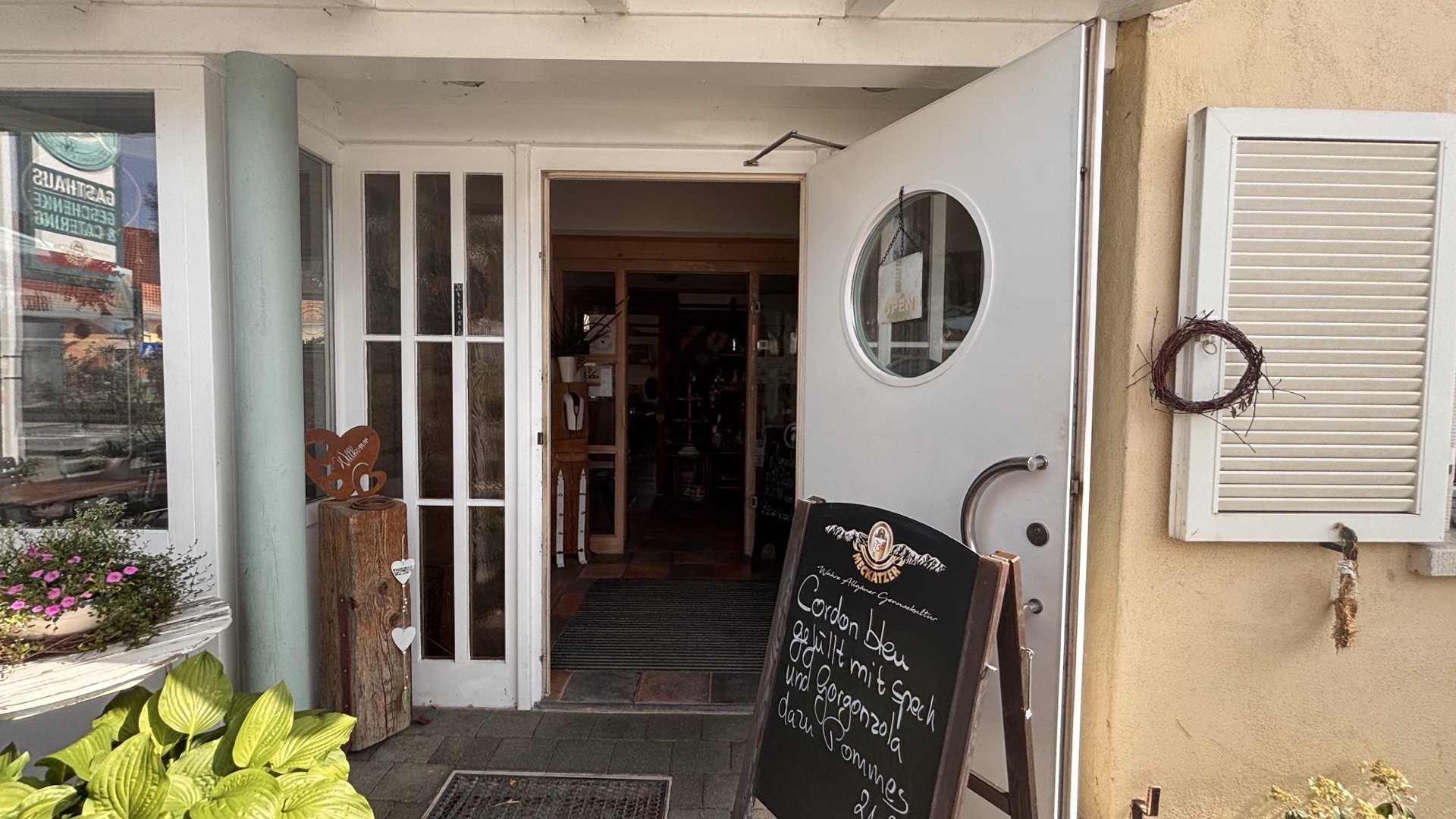 Offene Eingangstür des Gasthaus Rose in Salem/Tüfingen mit Willkommensschild und Tafel mit dem Tagesgericht